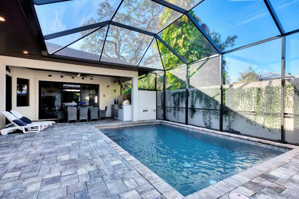 Courtyard With Pool, & Sauna Close To & Center *