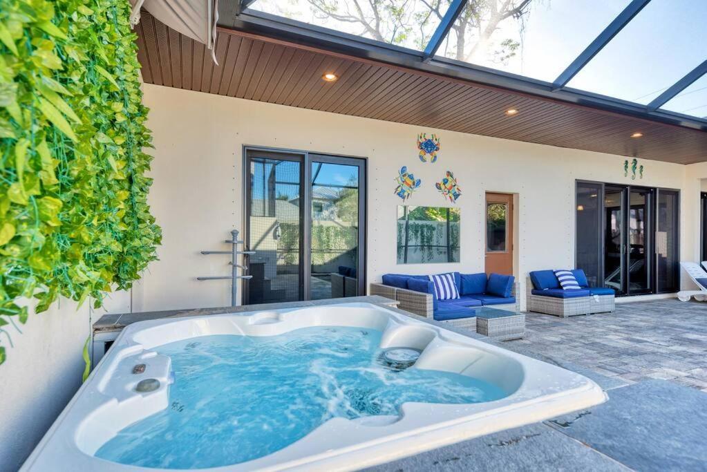 Courtyard With Pool, & Sauna Close To & Center *