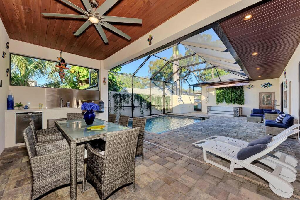 Courtyard With Pool, & Sauna Close To & Center Sarasota