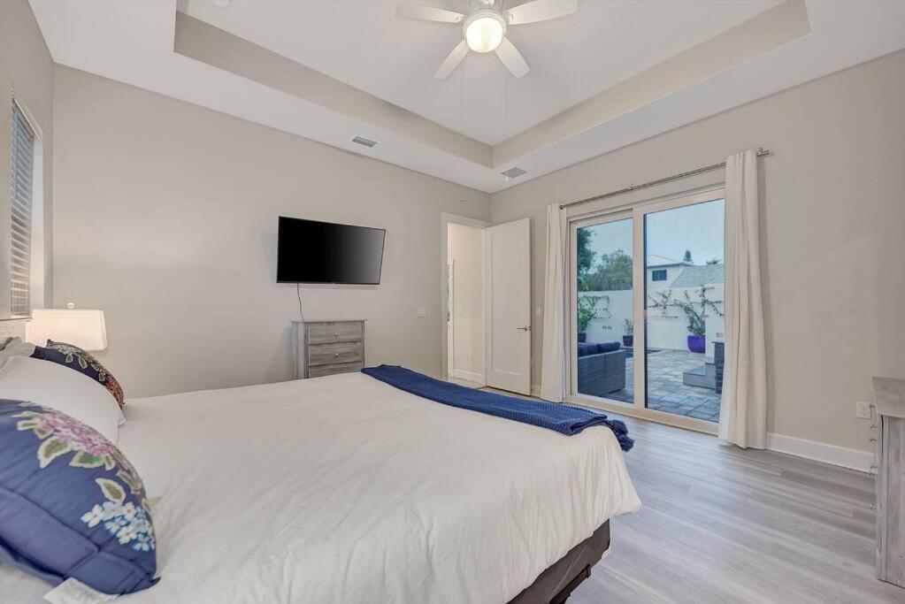 Courtyard With Pool, & Sauna Close To & Center Sarasota