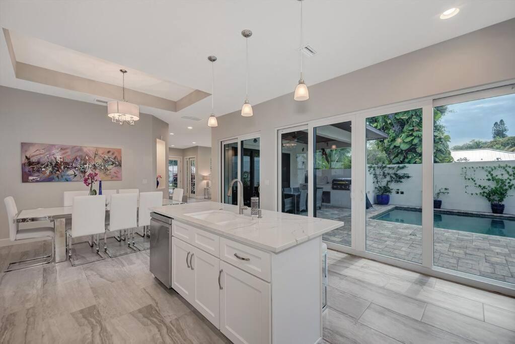 Courtyard With Pool, & Sauna Close To & Center Sarasota