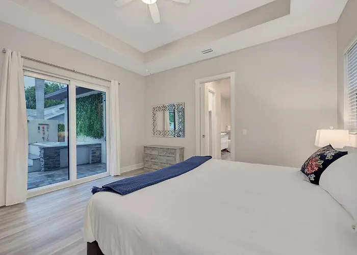 Courtyard Home With Pool, Spa & Sauna Close To Beach & City Center