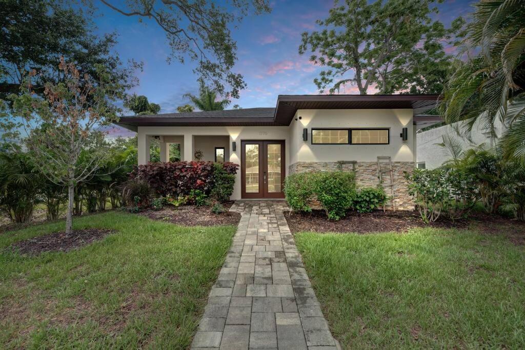 Courtyard With Pool, & Sauna Close To & Center *