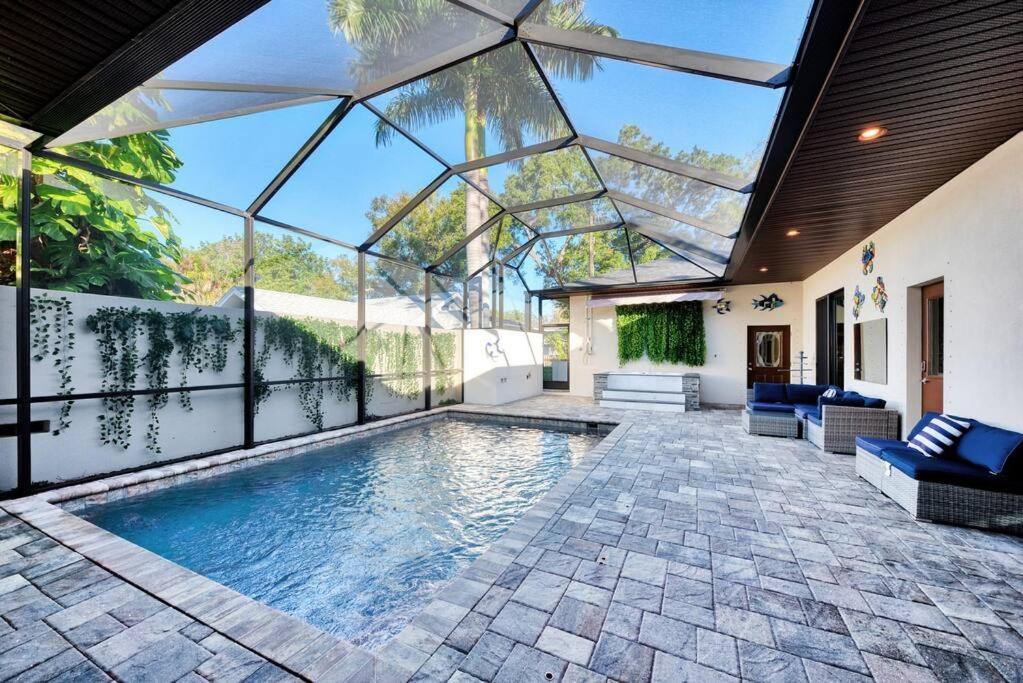 Courtyard With Pool, & Sauna Close To & Center Casa vacanze